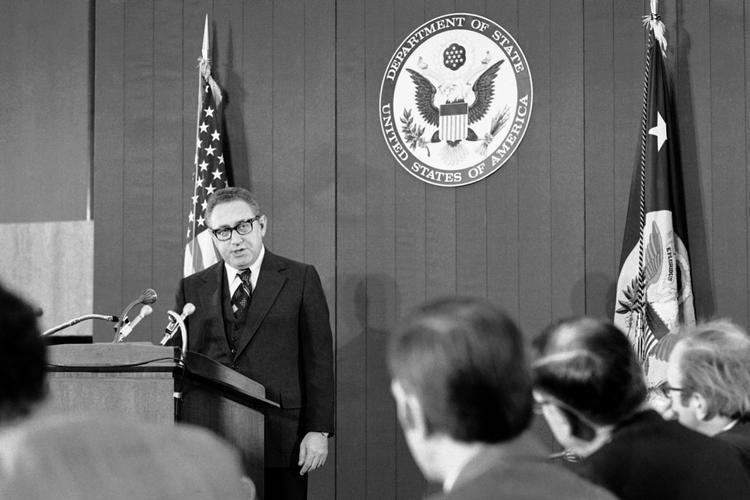 KRIGSERKLÆRING. Tophemmelige dokumenter afslører, at den amerikanske udenrigsminister Henry Kissinger havde planer om at bombe Cuba. Her fremlægger Kissinger regeringens plan for, hvad de vil gøre ved Cuba og Sovjetunionens fortsatte vokseværk. 