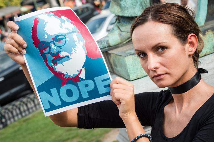 Nejtak! En demonstrant viser sin utilfredshed med EU's nye klima- og energikommissær,  Miguel Arias Canete. 