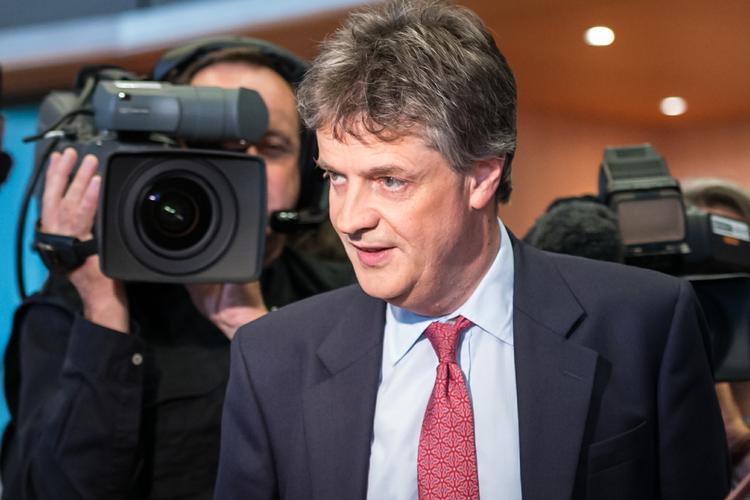 Dumpet. Jonathan Hill forsøgte i eftermiddag med stor charme og britisk humor at slippe igennem den tre timer lange høring, men han var meget lidt konkret i sine svar 