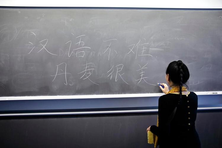 Lukningstruet. »Kinesisk er ikke svært «, skriver Lan Wang på tavlen til de førsteårsstuderende i kinesisk sprog. Kinastudier er en af de lukningstruede uddannelser på KU. 