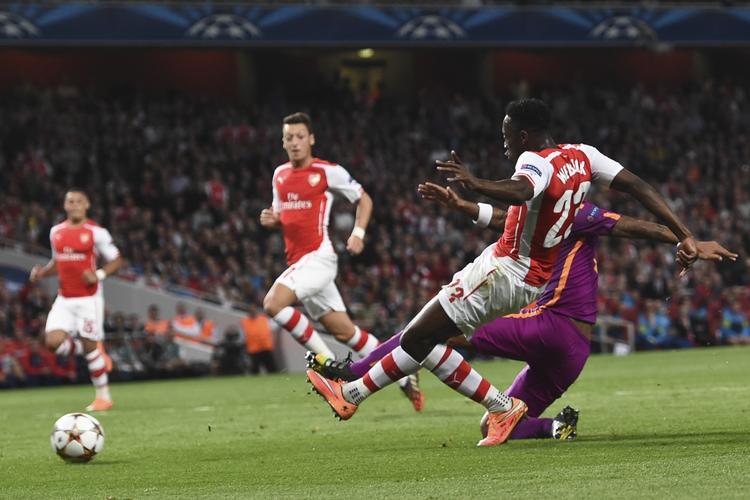 1-0. Med en afslutning mellem benene på målmanden scorede Danny Wellbeck til 1-0. 