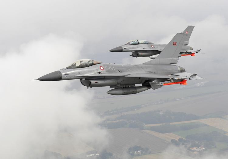 Kampfly. Danske F-16 fly skulle efter planen lette klokken 9.30 med kurs mod Irak. 