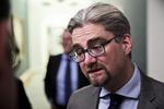 Krigshumør Søren Pind (V) langer kraftigt ud efter regeringen. 