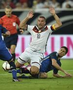 Kaptajn. Lukas Podolski er viceanfører på det tyske landshold, hvor han sammen med Bastian Schweinsteiger ligger øverst i hierarkiet efter Philipp Lahm og Miroslav Kloses landsholdsstop. 
