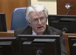 Retssag. Efter Srebrenica i 1995 havde overgivet sig til de bosnisk-serbiske styrker, blev op mod 8.000 muslimske mænd og drenge ført ud af byen og dræbt, mange med nakkeskud.  Karadzic nægter sig skyldig. 