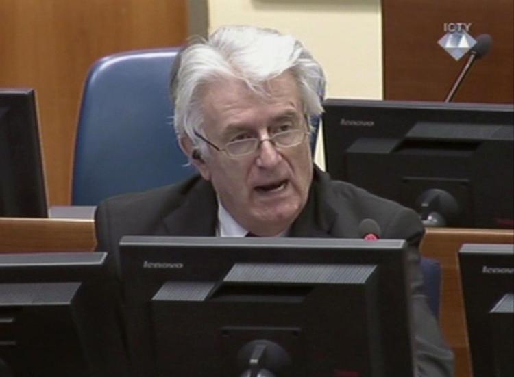Retssag. Efter Srebrenica i 1995 havde overgivet sig til de bosnisk-serbiske styrker, blev op mod 8.000 muslimske mænd og drenge ført ud af byen og dræbt, mange med nakkeskud.  Karadzic nægter sig skyldig. 