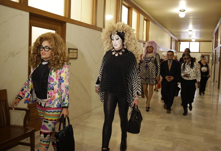 Rettigheder. Lil Miss Hot Mess (tv) og Sister Roma (th) er her på vej til et møde på rådhuset i San Francisco for at snakke om deres udelukkelse fra Facebook. 
