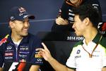 Smil. Vettel (tv) i samtale med den japanske Caterham-kører Kamui Kobayashi. 