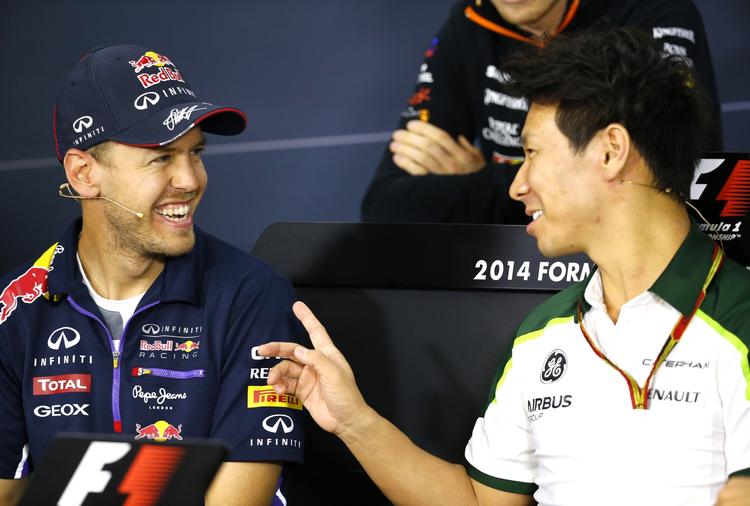Smil. Vettel (tv) i samtale med den japanske Caterham-kører Kamui Kobayashi. 