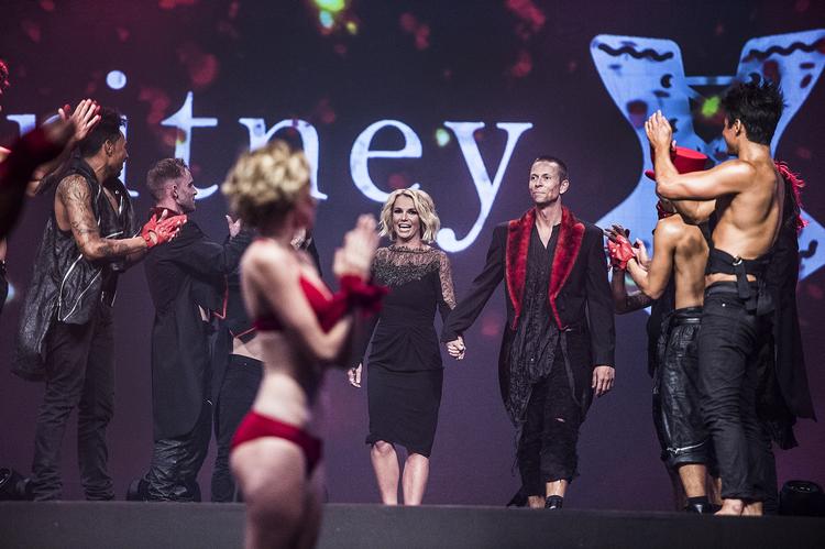 APPLAUS. Britney Spears præsenterede sin første undertøjskollektion ved en folkefest i Forum. 
