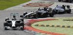 motorforskelle. Kevin Magnussen (midt) på vej rundt på banen i Monza lige bag ved Mercedes-kører Nico Rosberg. 