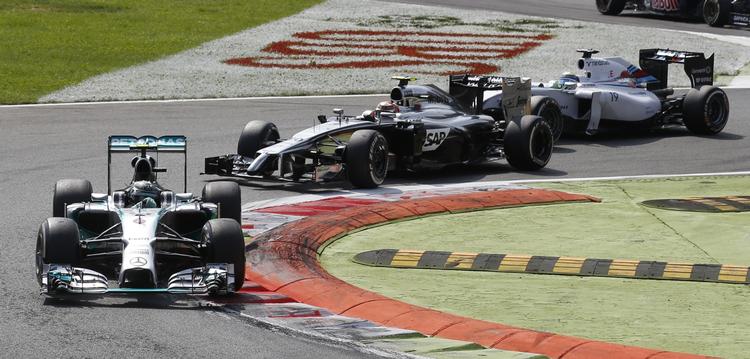 motorforskelle. Kevin Magnussen (midt) på vej rundt på banen i Monza lige bag ved Mercedes-kører Nico Rosberg. 