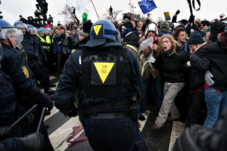 Numre. Danske betjente skal fremover være lettere at identificere, anbefaler politiet selv. 