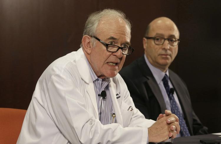 Fejlvurdering. Epidemiolog på hospitalet i Dallas Texas, Edward Goodman, siger på et pressemøde, at patienten under sit første besøg på skadestuen havde mavepine og en smule feber, men ikke viste de mere risikable symptomer som opkast og diarré. 