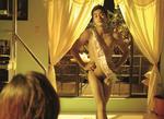 LGBT. I filmen 'Quick Change' rejses der rundt på Filippinerne med DIY-skønhedsbehandling. 