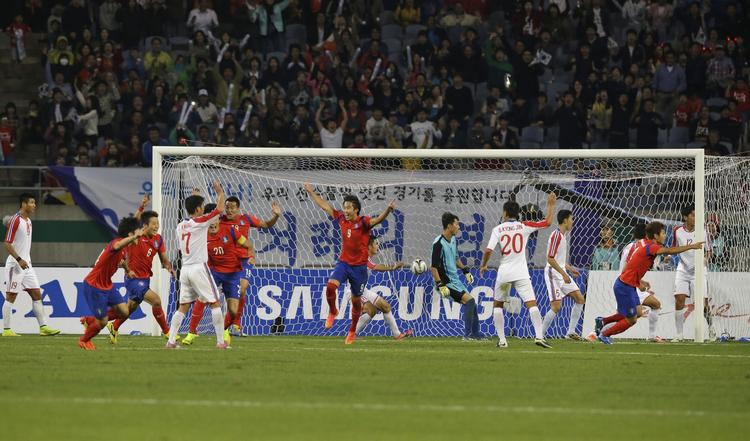 ærkefjender. De sydkoreanske spillere bryder ud i jubel, da finalen i Asian Games bliver afgjort i kampens sidste minut. 