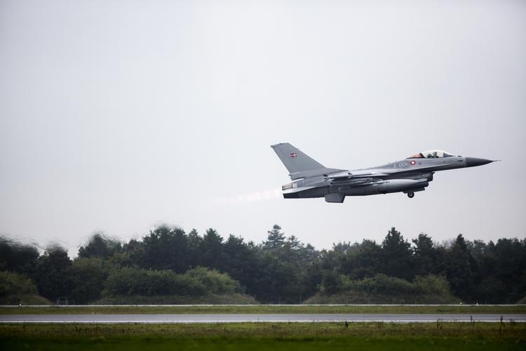 Afgang. Folketinget besluttede i dag at sende syv F-16-fly af sted for at deltage i bombningen af Islamisk Stat i Irak. Straks efter lettede flyene fra Flyvestation Skrydstrup. 