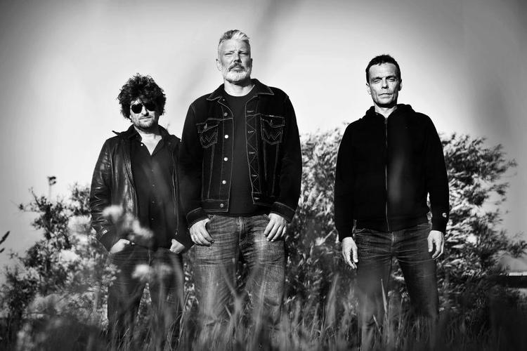 Rock'n'roll. Med Allan Vegenfeldt i spidsen tager The Sandmen deres rocklyrik ind i et nyt kapitel, hvor ord som 'pillepædagoger' og 'udkantsdreng' fortrænger det engelske. 