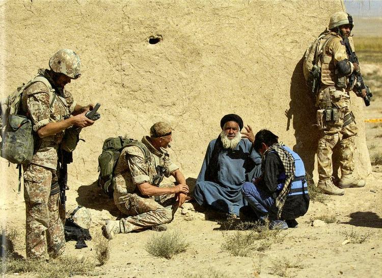 fra Dybbøl til Helmand. Både måden, vi går i krig på, og måden, vi skriver om og analyserer vores krige på, har ændret sig radikalt i tiden mellem 1864 og de krige, Danmark har engageret sig i i moderne tid. Fotos fra bogen: C. Junod, Det Kongelige Bibliotek og Oliver Brandt, Royal Air Force, Hærens Operative Kommando 