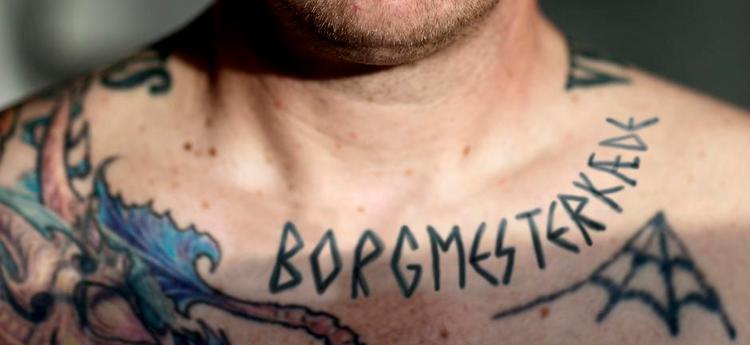 Fænomen. Endelig har sproget taget stilling til, hvad vi skal kalde de småfilosofiske budskaber, folk får tatoveret i kravebensregionen. Foto: Jacob Ehrbahn 