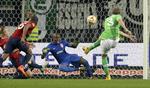 1-1. Nicklas Bendtner brænder en stor chance for Wolfsburg i kampen mod Lille. 