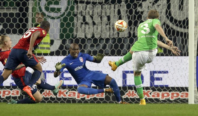 1-1. Nicklas Bendtner brænder en stor chance for Wolfsburg i kampen mod Lille. 