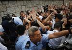 Optøjer. Politiet i Hongkong forsøger at holde demonstranter fra at besætte regeringsbygninger. 