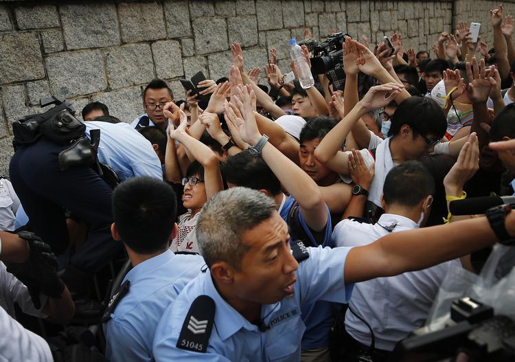 Optøjer. Politiet i Hongkong forsøger at holde demonstranter fra at besætte regeringsbygninger. 