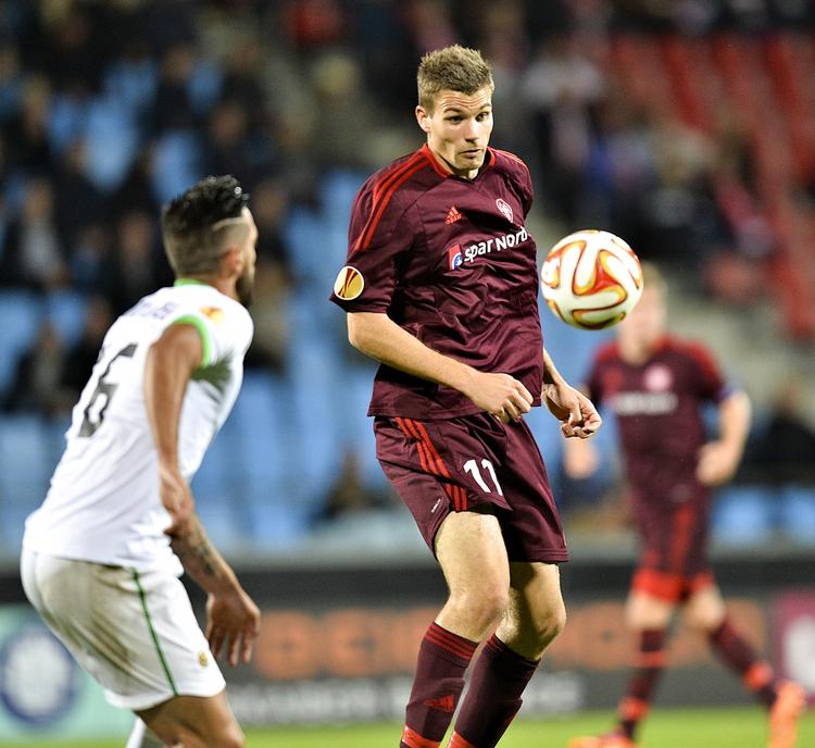 1-0. Nicklas Helenius (midt) blev matchvinder for AaB mod Rio Ave efter en længere trængselsperiode. 