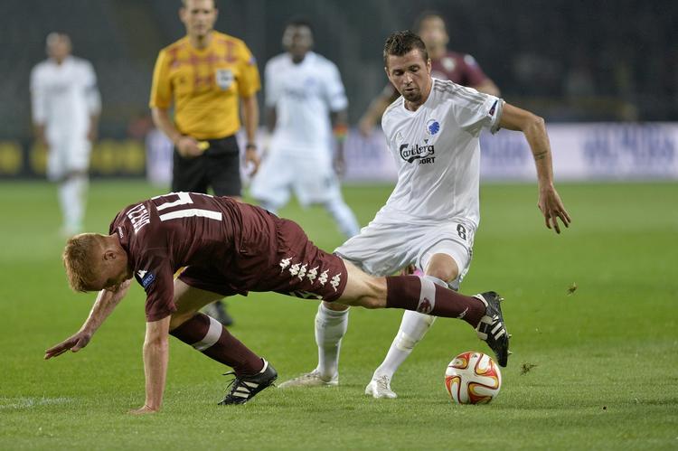 herrefight. FC København formåede at smide grus i maskineriet for de teknisk dygtige Torino-spillere med god organisation og kampvilje. 