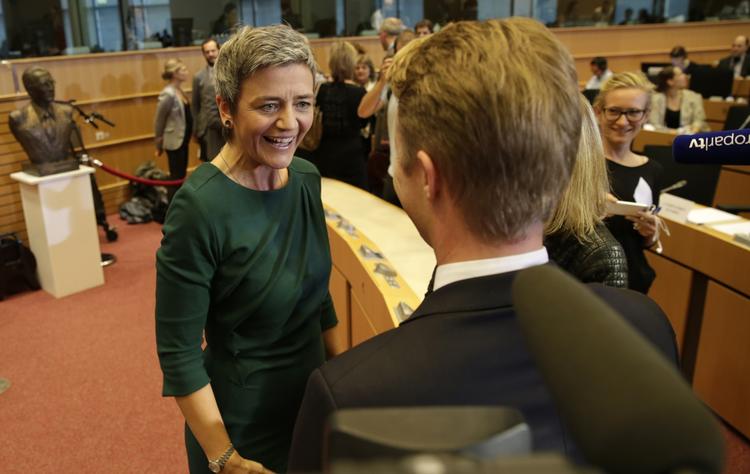 Godkendt. »Jeg forsøgte at holde balancen. Jeg kan jo ikke vide, hvor de her sager ender, men jeg kunne vise, at de har højeste prioritet. Det er meget vigtigt«, sagde Vestager  efter høringen. 