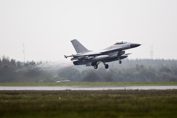 F-16. De danske kampfly forlod i formiddag Flyvestation Skrydstrup for at slutte sig til den internationale koalition, der skal bombe Islamisk Stat. 