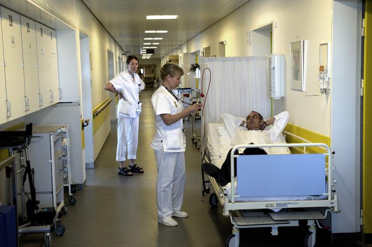 gangplads. Læger mener, at supersygehusene bliver for små. Patienter vil fortsat ligge på gangene. 