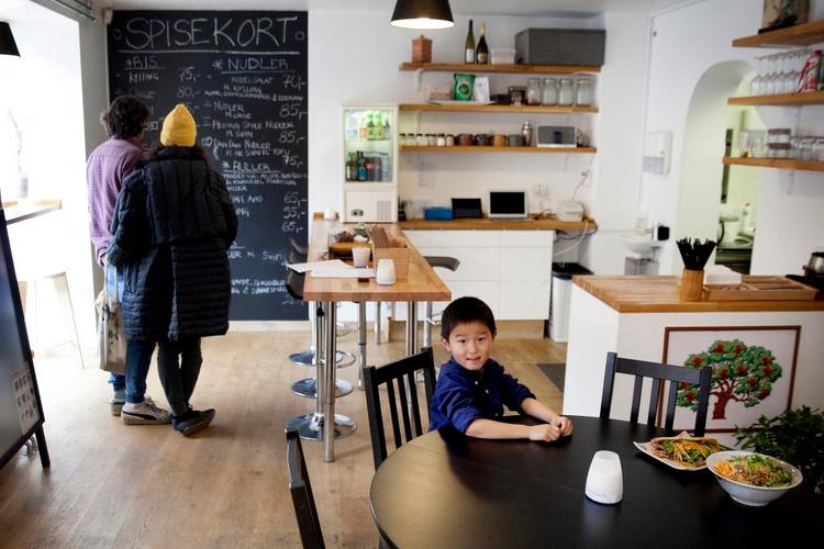 1+1 er ikke stedet til en romantisk date eller en timelang familiemiddag. Det er forfriskende med et sted, man kan komme forbi til et hurtigt, afslappet måltid. 