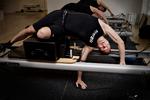 Med på moden. Pilates er mange ting. Det nye skrig er maskulin holdundervisning med høj musik og særlige reformermaskiner. 