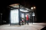 Lysterapi. Et læskur ved et busstoppested er skabt til at beskytte ventende passagerer mod vejrliget. Umeå, Sverige. 
