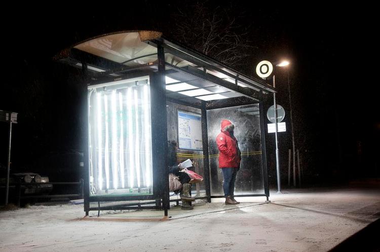 Lysterapi. Et læskur ved et busstoppested er skabt til at beskytte ventende passagerer mod vejrliget. Umeå, Sverige. 