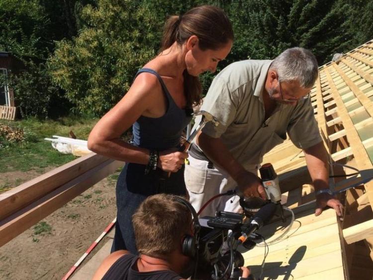 Håndens arbejde. Det har været en vild sommer med kloge hænder og kameramænd. Der er kun to uger tilbage af det bæredygtige byggeriprojekt, og eftertanker og taknemmelighed melder sig hos den rørstrømske bygherre. 