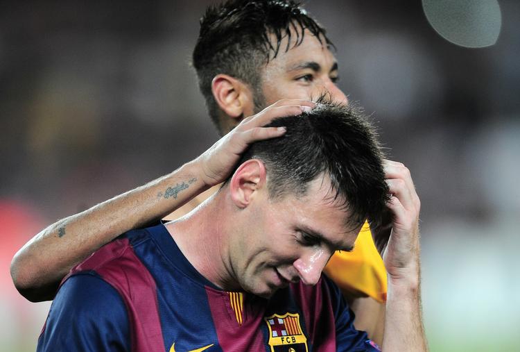 Lionel Messi skal forklare sine skattetransaktioner i en retssal. Her bliver han dog nusset i en  CL-kamp mellem Barcelona and Apoel. 
