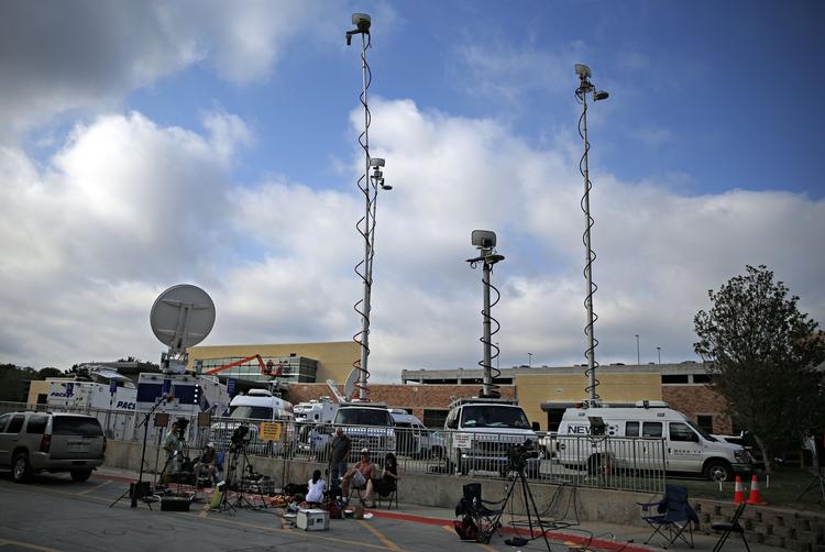 Opmærksomhed. Medieopbud uden for det hospital i Dallas, hvor den ebola-smittede patient er indlagt. Frygten breder sig i byen og medier rapporterer detaljeret om mandens færden i byen. 
