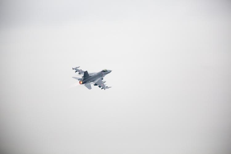 Fly. Det danske F-16-bidrag er stadig ikke nået frem til Kuwait. 