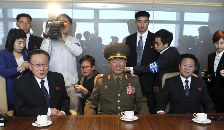 Møde. Hwang Pyong-so og Choe Ryong-hae (i midten og til højre) har begge tætte forbindelser Kim Jong-un. De er Sydkorea denne weekend. 