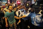 DEMONSTRATIONER. Politiet forsøger at skille prodemokratiske demonstranter og deres modstander i Mong Kok-distriktet i Hongkong. 