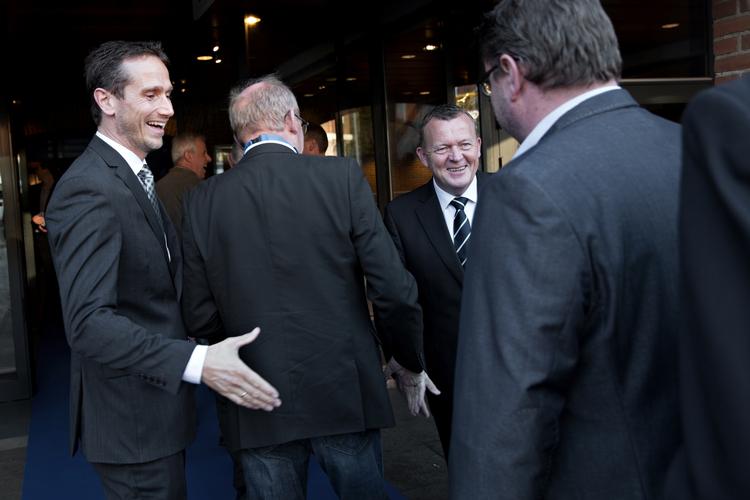 Velkommen. Humøret var højt i Venstres top fra morgenstunden, hvor næstformand Kristian Jensen og formand Lars Løkke Rasmussen tog imod mødedeltagerne. 