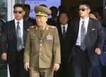 BESØG. Hwang Pyong-so (i uniform) er formand for den nationale forsvarskommission i Nordkorea. Han ledsages af Choe Ryong-hae, det nordkoreanske arbejderpartis sekretær (bagved i midten), under besøget i Sydkorea. 