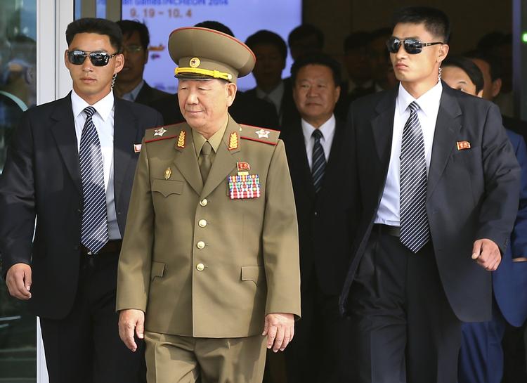 BESØG. Hwang Pyong-so (i uniform) er formand for den nationale forsvarskommission i Nordkorea. Han ledsages af Choe Ryong-hae, det nordkoreanske arbejderpartis sekretær (bagved i midten), under besøget i Sydkorea. 
