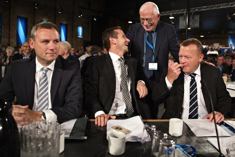 Partitop. Claus Richter sidder ved siden af Kristian Jensen, som sammen med Lars Løkke Rasmussen får sig en snak med tidligere udenrigsminister, Uffe Ellemann-Jensen. 