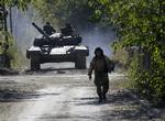 KAMPE. Trods våbenhvilen kæmpes der hårdt om lufthavnen i Donetsk. Her ses en kampvogn fra de russisksindedes milits køre frem mod stedet. 