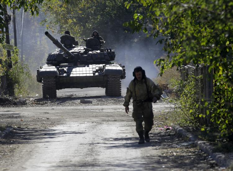 KAMPE. Trods våbenhvilen kæmpes der hårdt om lufthavnen i Donetsk. Her ses en kampvogn fra de russisksindedes milits køre frem mod stedet. 