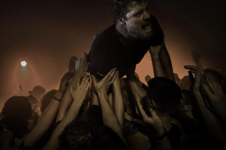 vildmand. Forsanger Martin Nielskov er en vildmand par excellence. Her crowdsurfer han hen over publikum. 